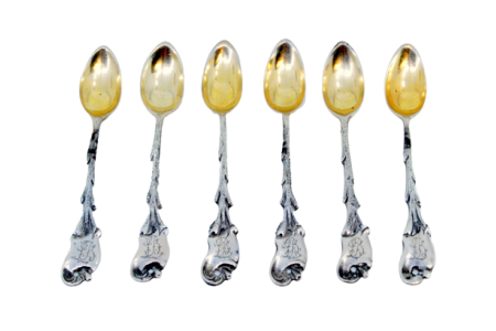 Conjunto de seis colheres de café em prata com cabos recortados em forma de troncos.